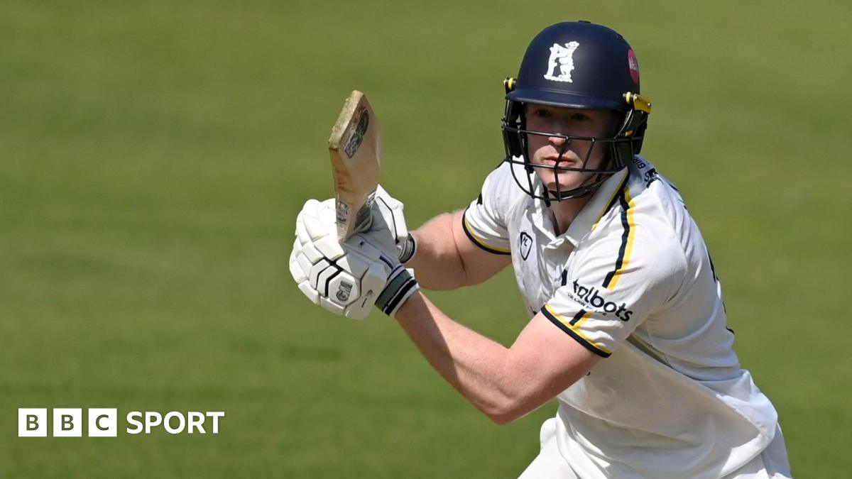 County Championship: Sussex take late wickets to halt Warwickshire progress