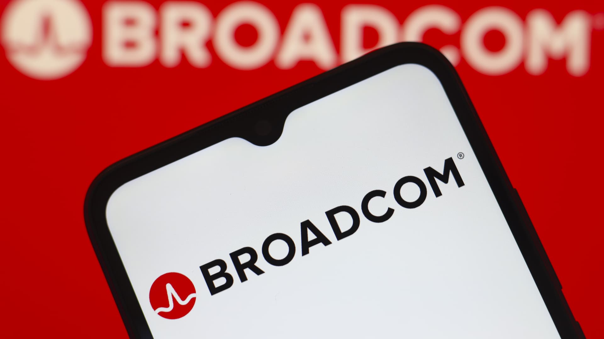 Broadcom is a buy for new investors, Apple less ‘treacherous’