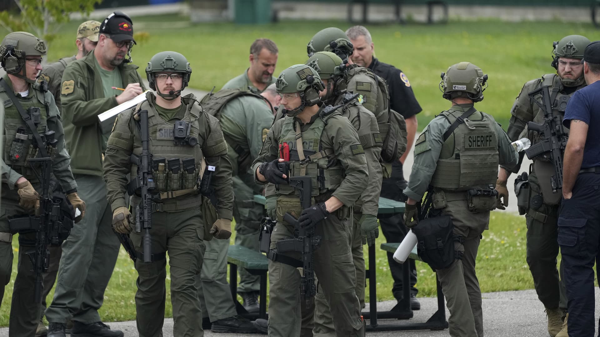 Manhunt for Minnesota gunman continues for second day