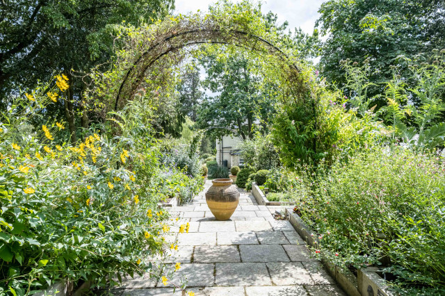 Popular Materials for Garden Paths and Walkways