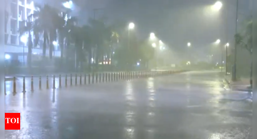 Delhi cools down: Gusty winds, thunderstorms hit the city; IMD issues alert | India News Delhi cools down: Gusty winds, thunderstorms hit the city; IMD issues alert | India News