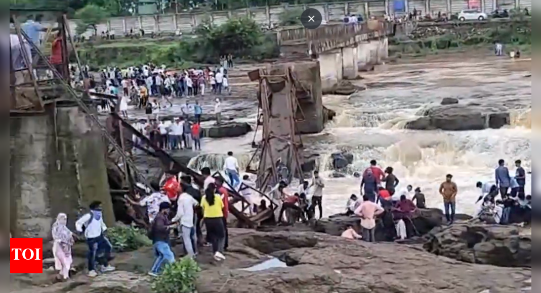 Bridge across Indrayani river collapses near Pune, 10–15 feared trapped; rescue operation under way | India News Bridge across Indrayani river collapses near Pune, 10–15 feared trapped; rescue operation under way | India News