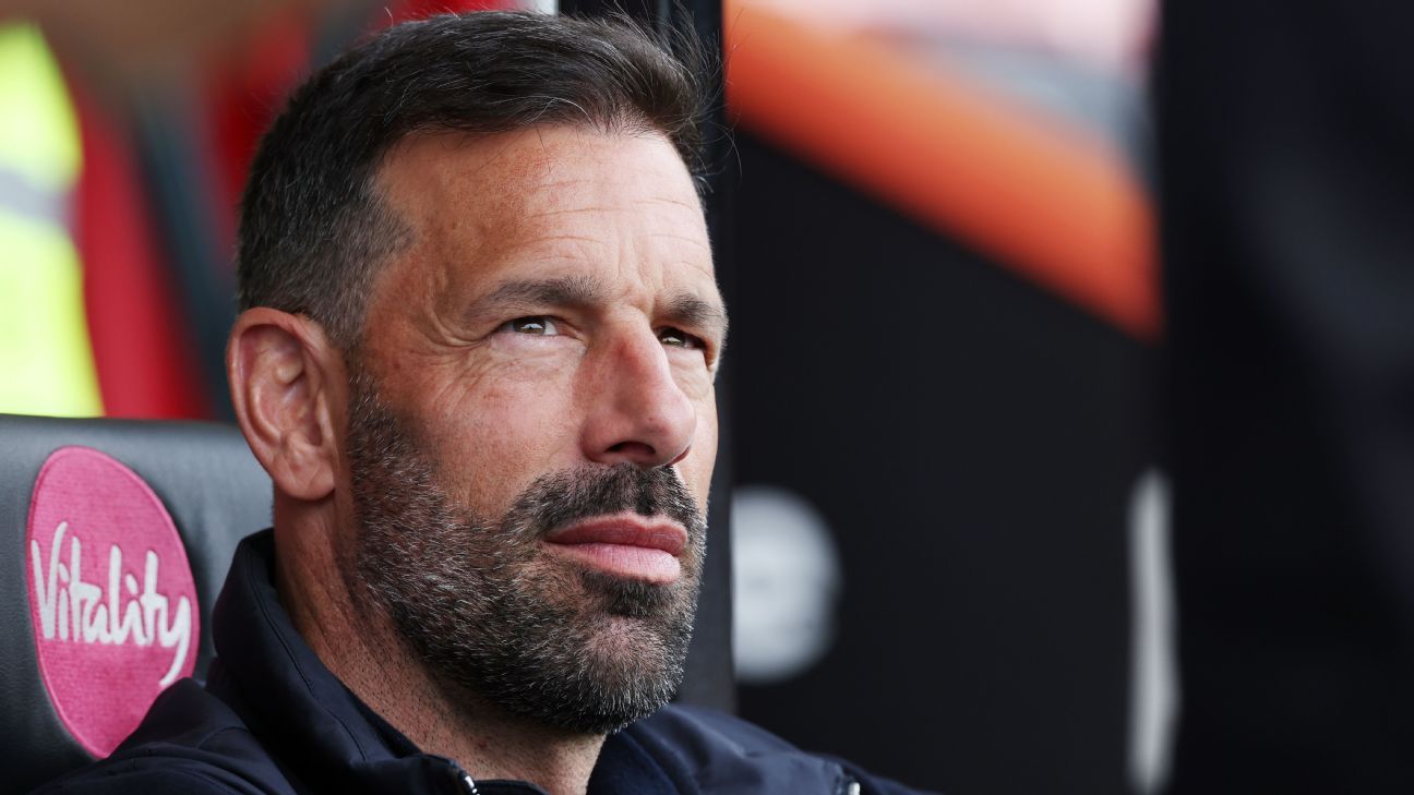 Leicester sack manager Ruud van Nistelrooy before new season
