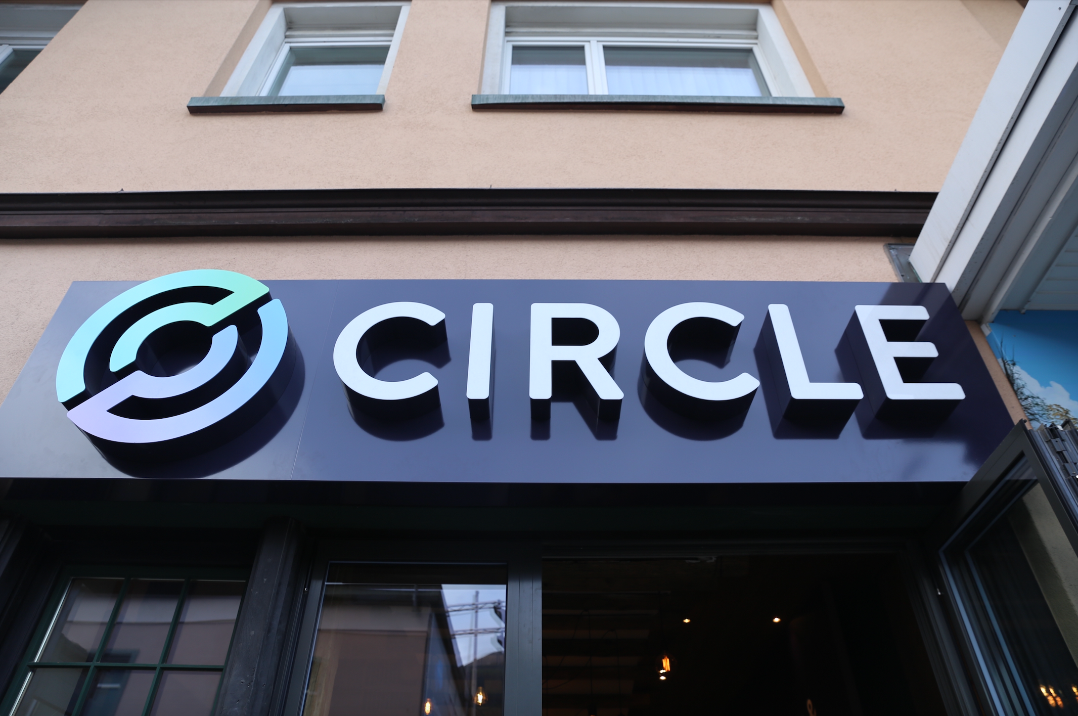Crypto Custodian Anchorage to Phase Out USDC, Stirring Backlash