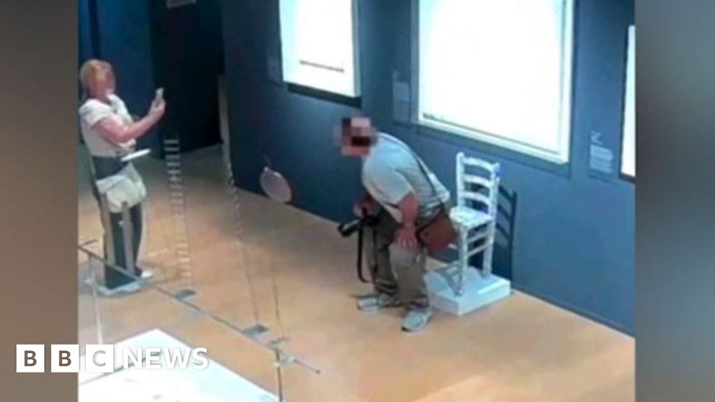 After the couple, the petition of the Italian Museum breaks the Crystal-Cover chair
