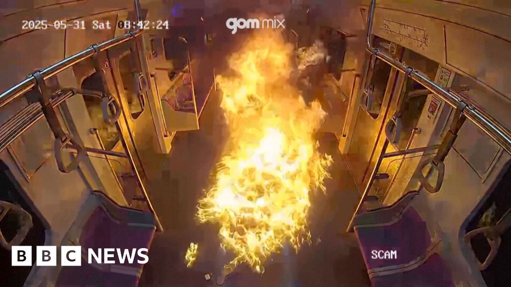Moment South Korean man set the Seoul Metro car on fire