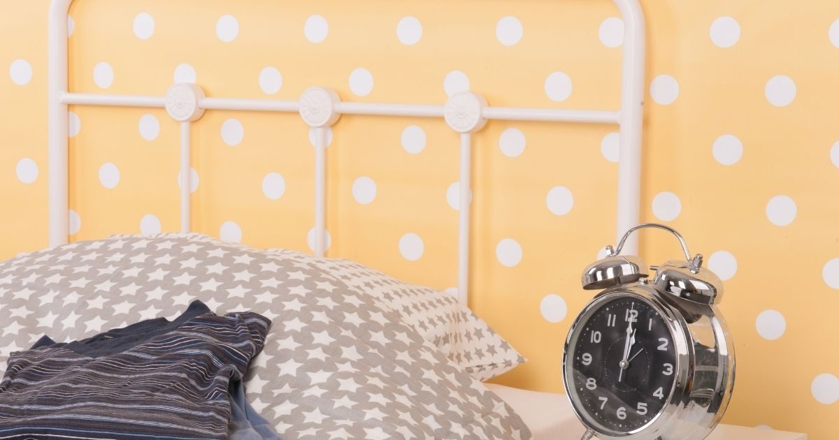 Keep clock near bed is inauspicious know vastu and astrology effects। रात को सिरहाने घड़ी रखना ठीक या गलत? क्या होगा मन, धन और रिश्तों पर असर, जानें इसके 5 बड़े नुकसान