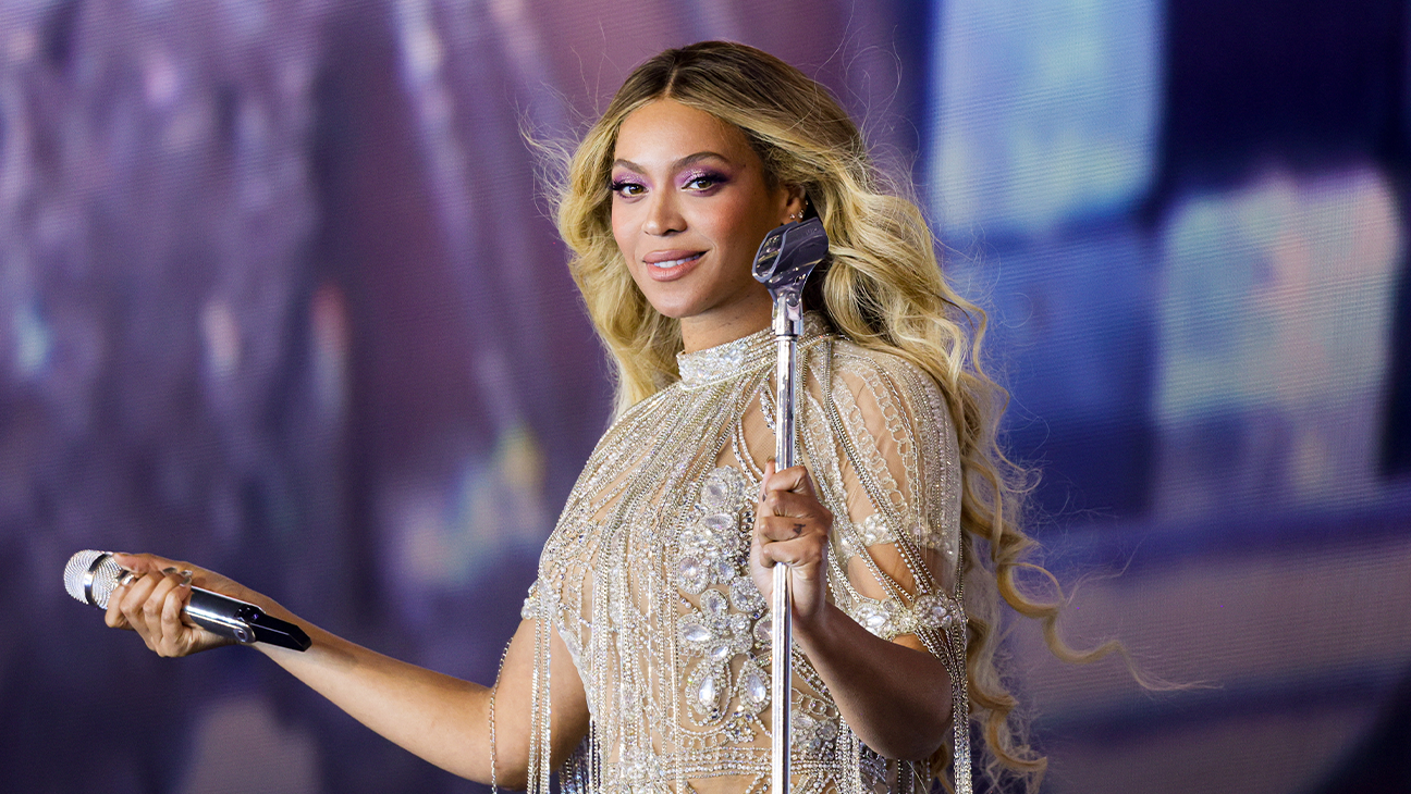 Beyoncé Pauses Show After Prop Car Tilts in the Air