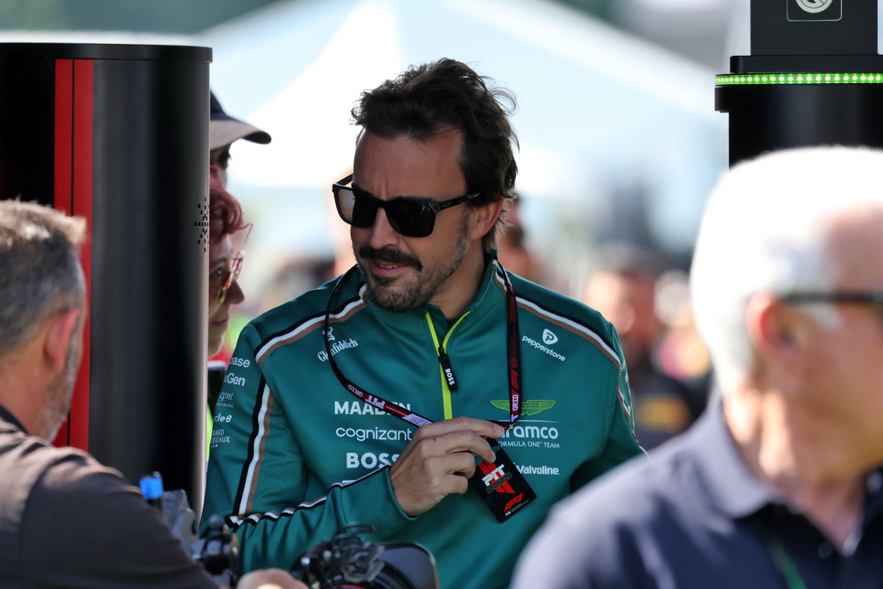 Aston Martin figure pokes fun at Fernando Alonso to Alpine return rumour