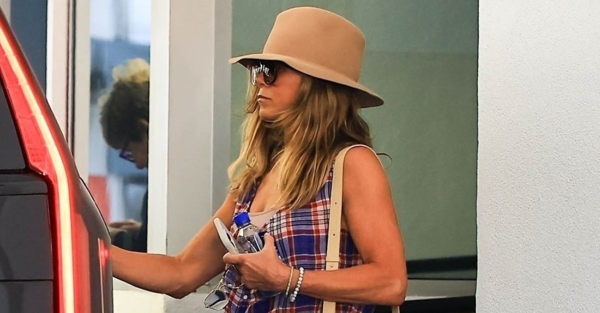 Jennifer Aniston Just Wore Jeans and Flip-Flops Like It’s 2004