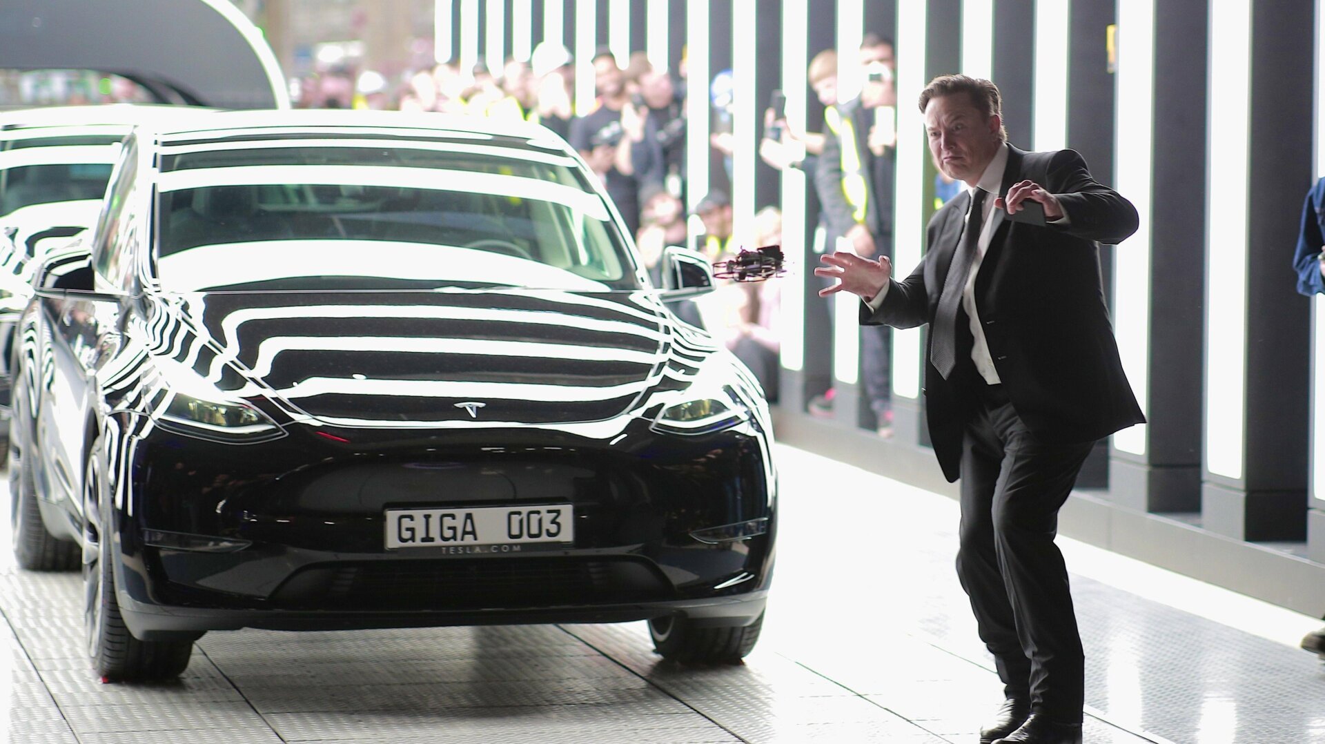 Decoding Tesla’s New “Fully Autonomous” Car Video—and What It Isn’t Telling You