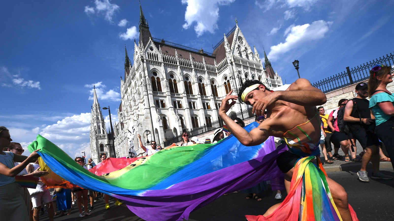 Hungary Police, Mayor works to ban pride march in Budapest