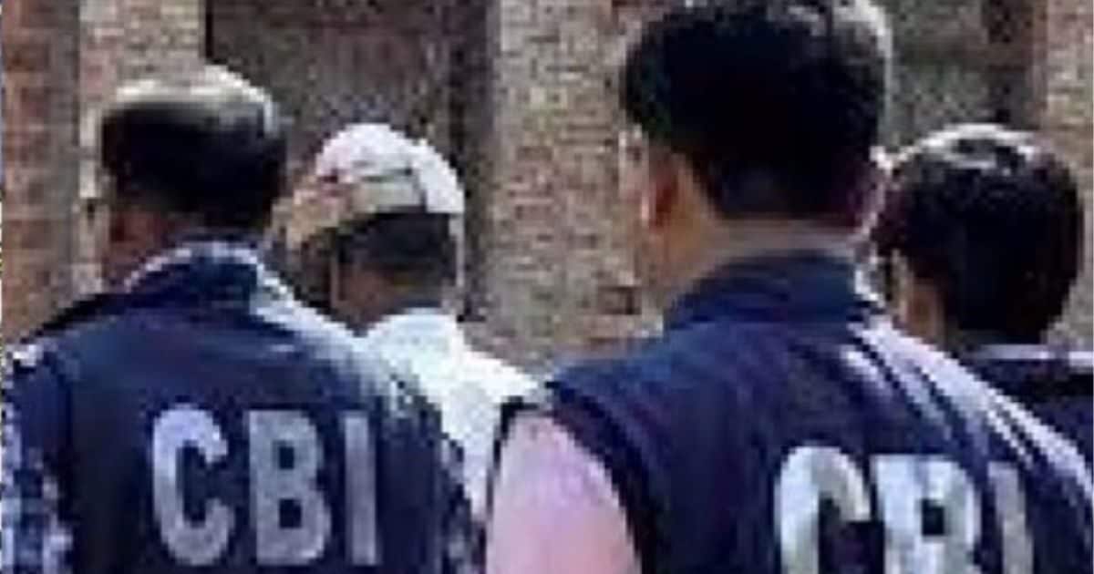 mathura temple priest arrested by cbi in child pornography case: मथुरा के मंदिर में दनदनाती पहुंची CBI की टीम, पुजारी को दबोचा, 10 साल से कर रहा था गंदा काम, करतूत सुन दंग रह गए श्रद्धालु