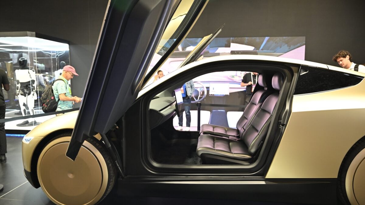 Tesla’s Viral ‘Autonomous’ Car Delivery Video Is Splitting the Internet