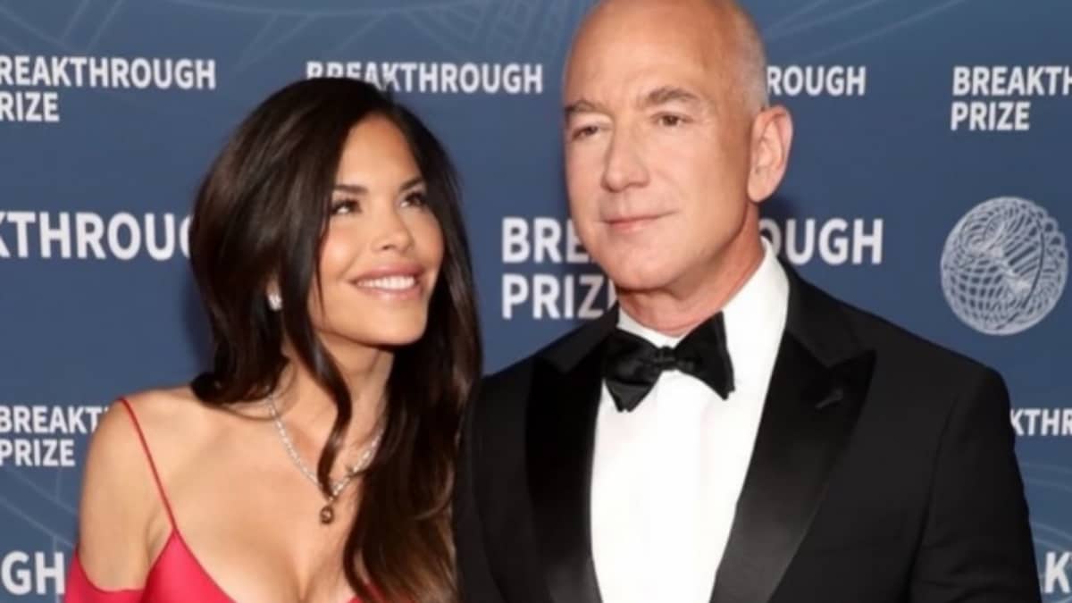 Jeff Bezos gifted Lauren Sanchez a $ 5 million necklace ahead of Dream Wedding: Report | world News