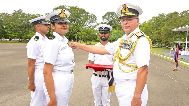 Sub Lt Siddhi Hemant Becomes Second Female Helicopter Pilot Of Indian Navy 18 Officers Complete Graduation – Amar Ujala Hindi News Live