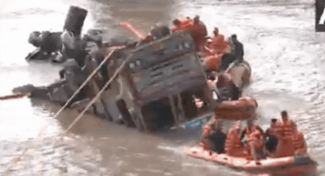 Watch: Rescue teams try to pull out truck after Gujarat bridge collapse; 10 dead, several injured | India News Watch: Rescue teams try to pull out truck after Gujarat bridge collapse; 10 dead, several injured | India News