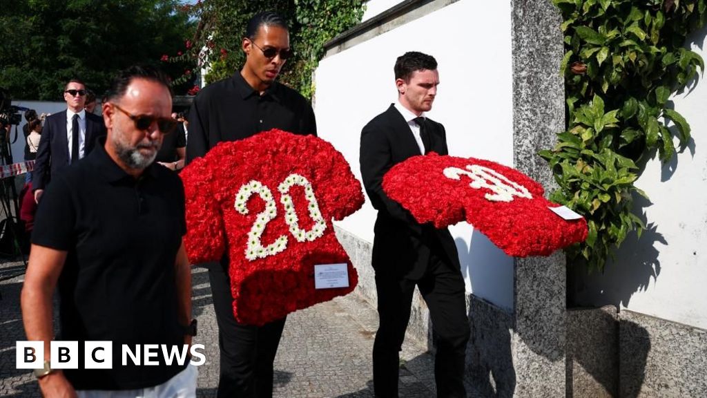 Footballer and family placed flowers at the funeral of Dioogo Jota and Andre Silva