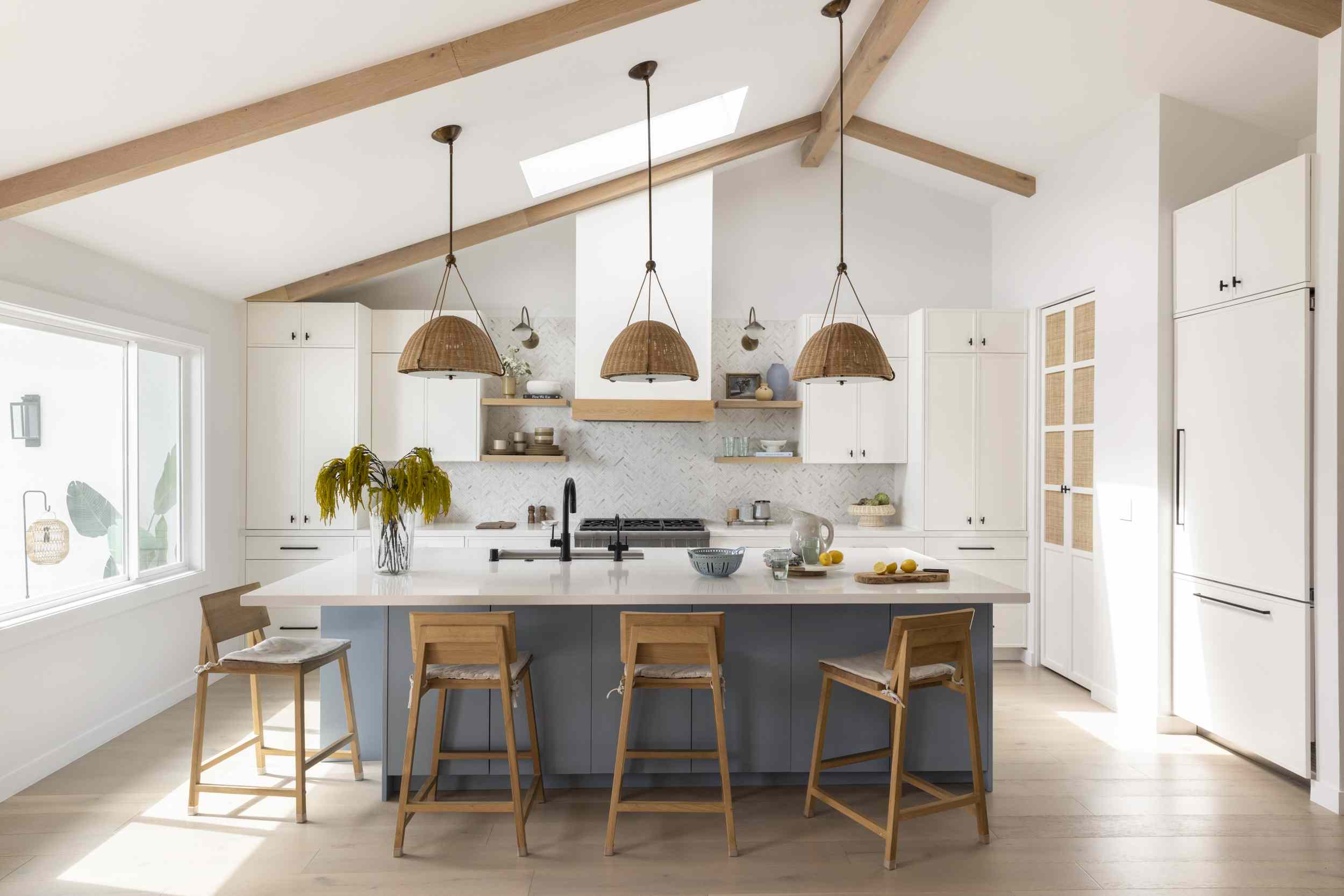 16 Modern Coastal Kitchen Ideas That Feel Light, Bright, and Luxe