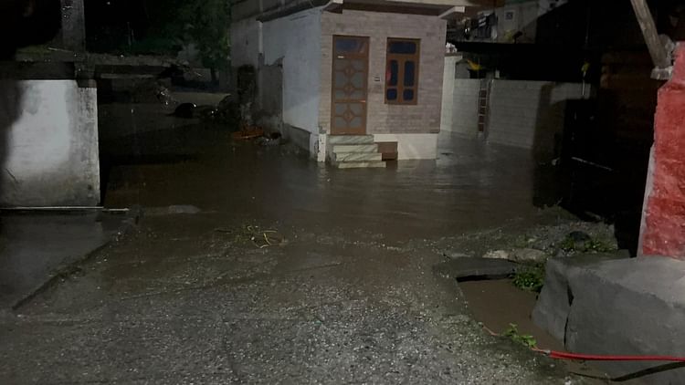 Himachal Cloud Burst: करसोग-गोहर में बादल फटने से तबाही, एक की मौत, 18 लापता, कांगड़ा-हमीरपुर में स्कूल बंद