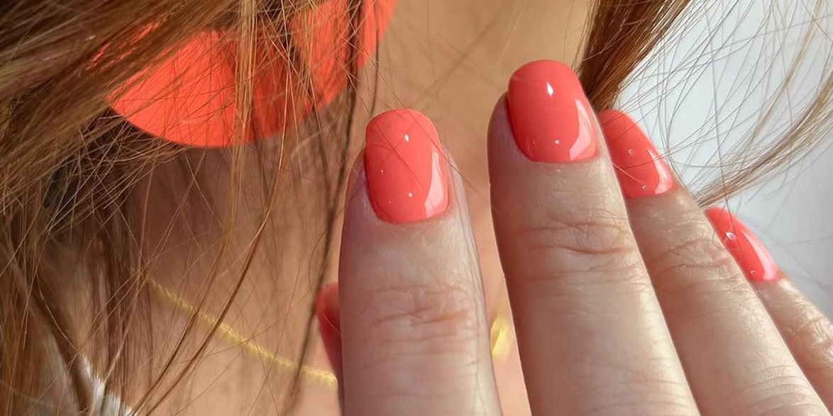 15 Coral Nail Ideas for Summer, Featuring Jelly Polishes and Aura Designs