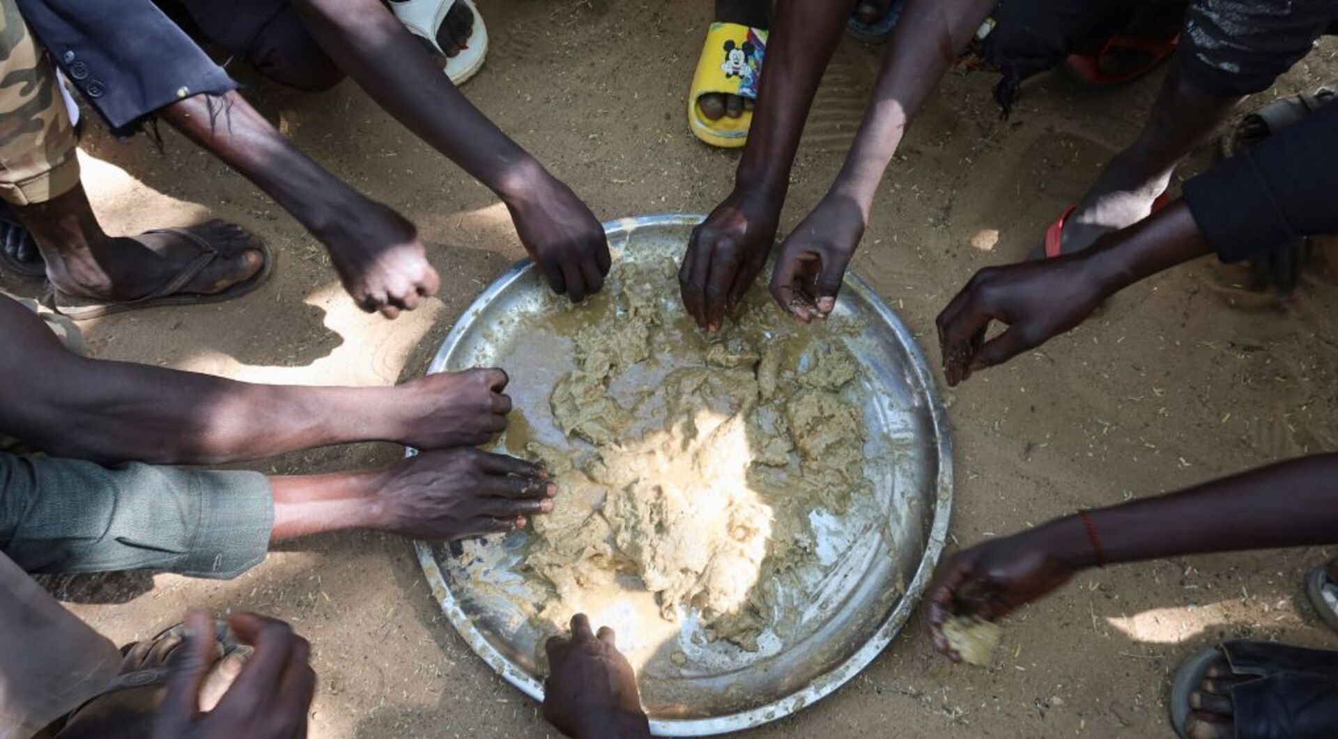 Who will feed Sudani refugees? , Sudan war