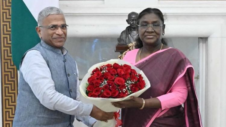 VP Resignation: धनखड़ के इस्तीफे के बाद सियासी हलचल तेज, राष्ट्रपति मुर्मू से उपसभापति हरिवंश ने की मुलाकात