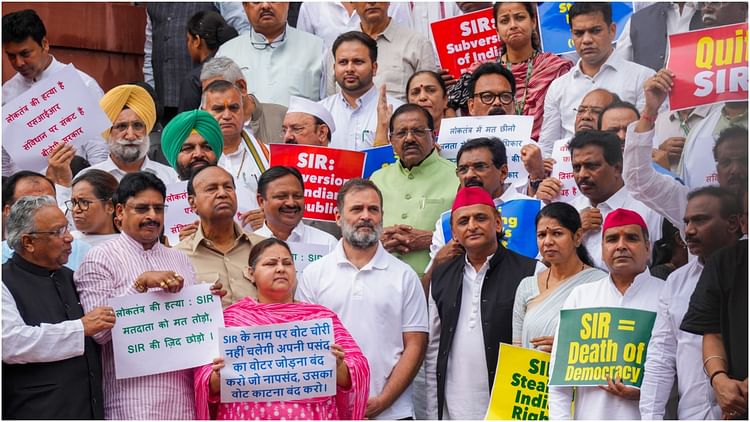 SIR: बिहार मतदाता सूची पुनरीक्षण को लेकर संसद में विपक्ष का प्रदर्शन, प्रक्रिया को वोट चोरी की कोशिश करार दिया